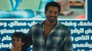 عمرو سعد ينشر فيديو مؤثر لسيدة تنهار بالبكاء أثناء تكريم عباس الريس في "إفراج"