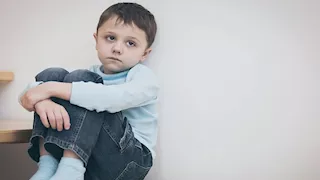 علامات قد تكشف إصابة طفلك بالتوحد.. راقب تصرفاته