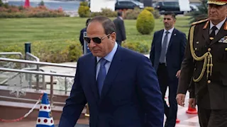 الرئيس السيسي يصل مسجد المشير طنطاوي لأداء صلاة الجمعة