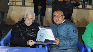 بالصور.. حسن شحاتة يدعم حفيده لاعب نادي النصر