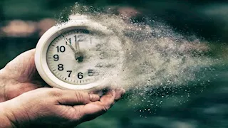 "الوقت بيجري في رمضان".. طبيبة توضح السبب العلمي وراء هذا الشعور