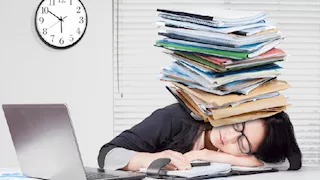 خطر قاتل.. ماذا يحدث لقلبك عند العمل لساعات طويلة في رمضان؟