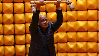 "كفاية يا جماعة هغرق"..عمرو الدردير يستنجد في "رامز ليفل الوحش"