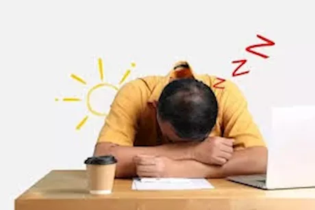 مؤشرًا لمشكلات صحية خطيرة.. طبيب يحذر من كثرة النوم المفاجئة