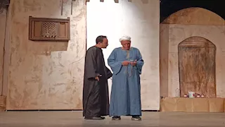 صراع السلطة واللعنة.. "الأنفوشي" يشهد العرض المسرحي "العائد" 