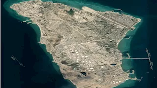 بعد هجوم أمريكا.. إيران تكشف الوضع في جزيرة خرج