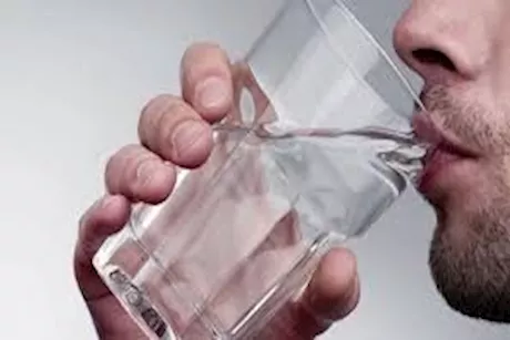 المياه بالسحور.. طبيب يحذر من الإفراط في تناولها