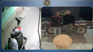 فيديو صادم| شخصان يسرقان غطاء صرف صحي بعربة "كارو" بأسيوط