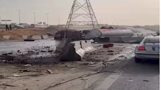 انقلاب سيارة نقل محملة بالسولار على طريق الواحات.. والنيابة تحقق