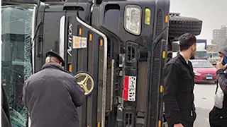 "ردة" على الأسفلت.. جثة ومصاب في حادث انقلاب "تريلا" بالقليوبية (صور)