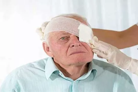 تحريك العين.. طبيب يحذر من هذه العادة عند الإصابة