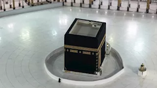 فيديو- مشهد نادر لسيدة تطوف بمفردها حول الكعبة المشرفة.. ما قصتها؟ 