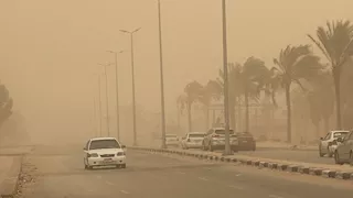 منال عوض تتلقي تقريرًا من مركز سيطرة الشبكة الوطنية للطوارئ بشأن سوء الأحوال الجوية