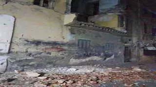 سقط على المارة.. إصابة شخصين إثر انهيار أجزاء من عقار بالإسكندرية- صور