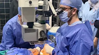 أصيب بفقدان مفاجئ للبصر.. جراحة عاجلة تنقذ مريضًا بمستشفى الرمد بالإسكندرية 