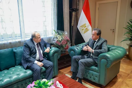 وزير الصحة يتابع توافر الأدوية وخطط توطين الصناعة الدوائية 