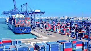 انتظام الشحن والتفريغ بموانئ البحر الأحمر وتداول 17 ألف طن بضائع 