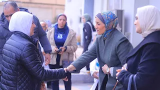 عزتها في طفلها.. نائب محافظ الإسكندرية تزور ضحية عقار القاضي الفاضل- صور