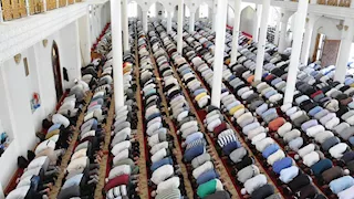 حكم صلاة الجمعة يوم عيد الفطر.. أمين الفتوى يحسم