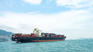 "لا مكان للاختباء".. مآلات الحرب على البحارة العالقين قرب إيران- بي بي سي