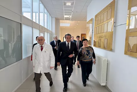 وزير الصحة يزور مركزًا روسيًا لتعزيز علاج سرطان الأطفال