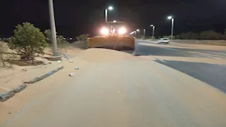 رفع الرمال من الطريق المؤدي إلى مطار أسوان الدولي بعد العاصفة الترابية