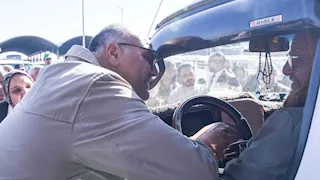 تحصيل الأجرة قبل التحرك.. محافظ الإسكندرية يتفقد الموقف الجديد- صور