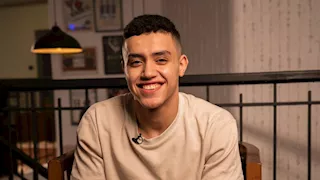  جاكيت أسود وجينز واسع.. تفاصيل لوك حسن مالك في الحلقة 25 من رامز ليفل الوحش 