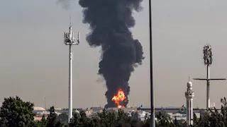 السيطرة على حريق خزان وقود قرب مطار دبي بعد هجوم بمسيّرة