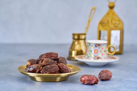 التمر مع القهوة- ماذا يحدث لجسمك عند كسر الصيام بهما؟