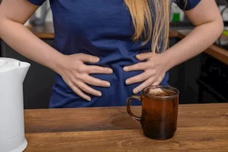 سبب انتفاخ البطن بعد شرب الشاي-إليك علاجه