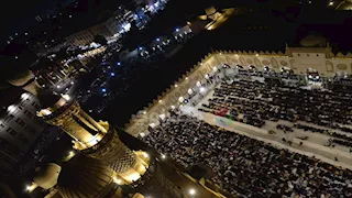 آلاف المصلين يؤدون صلاة التراويح والتهجد في ليلة 27 رمضان بالجامع الأزهر- (صور)
