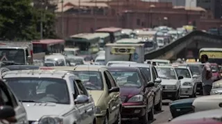 النشرة المرورية: زحام بمحوري رمسيس والعباسية وكثافات على طريق صلاح سالم