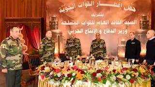 وزير الدفاع يلتقي مقاتلي القوات الجوية ويشاركهم الإفطار