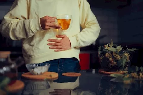 ما سبب ألم البطن بعد شرب الشاي؟- إليك العلاج