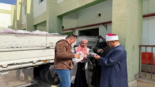 أوقاف الإسماعيلية تسلّم ألف شنطة سلع غذائية للأسر الأولى بالرعاية