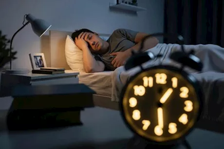 علامات نقص فيتامين د- 8 أعراض تحدث أثناء النوم