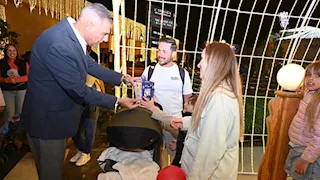 محافظ جنوب سيناء يشارك السائحين أجواء رمضان ويوزع الفوانيس بقلب شرم الشيخ