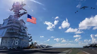 بسبب حريق.. حاملة طائرات أمريكية خارج الخدمة لمدة أسبوع وإصابة 200 بحار