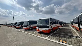 لأول مرة عالميًا.. المنصور للسيارات تصدر 100 حافلة إلى غانا من شرق بورسعيد