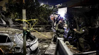 قتلى ودمار واسع.. صور لآثار الهجمات الإيرانية الليلية على إسرائيل