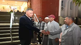 محافظ جنوب سيناء يلتقي عمال النظافة ويهنئهم بعيد الفطر
