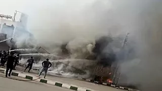 حريق يلتهم محلات تجارية في الوادي الجديد -صور