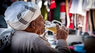 "الدوم باللبن".. مشروب نوبي يزين موائد رمضان في غرب سهيل بأسوان