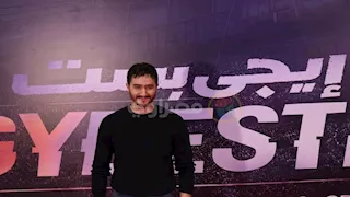 أحمد مالك يصل عرض فيلم "إيجي بست" ويلتقط صورًا تذكارية مع الأبطال