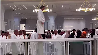 فيديو| معتمر يصدم الجميع بالصلاة فوق أحد أسوار الحرم المكي