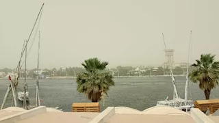 عاصفة ترابية تضرب أسوان وتوقف الملاحة النهرية