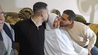 الأم المثالية بالبحيرة.. رحلة صبر صنعت طبيبًا ومهندسًا رغم فقدان البصر