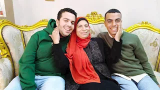 "كنت بسافر كل يوم علشانهم".. قصة الأم المثالية بالمنوفية التي قهرت المسافات لتربية أبنائها