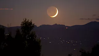 عالم فلك يفجر مفاجأة: الدول التي أعلنت العيد الخميس رأت هلال رمضان 